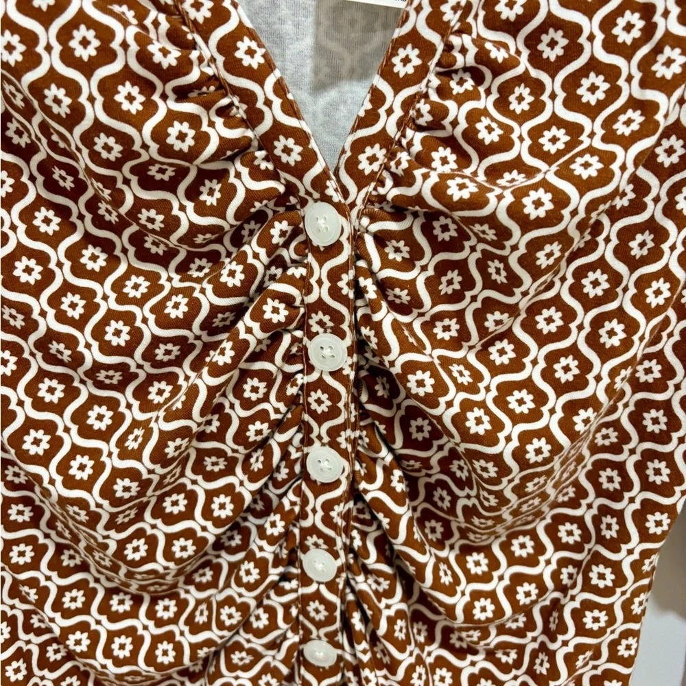 Anthropologie Brown and Cream Geometric Ruched Button-Down Top NWT medium - Picture 4 of 5